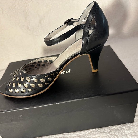 Coupleof Black an Gold Heels - Picture 4 of 16